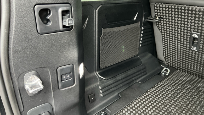 Land Rover Defender 3.0 D250 X-Dynamic SE 110 5dr Auto Diesel Estate